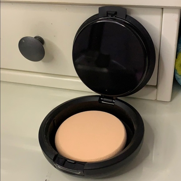 FS cosmetics face powder shade silk - Picture 3 of 3